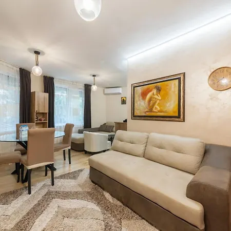 Apartment Elegant 2br | 5 Min Walk To Sea Garden Warna
