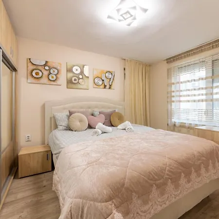 Apartment Elegant 2br | 5 Min Walk To Sea Garden *