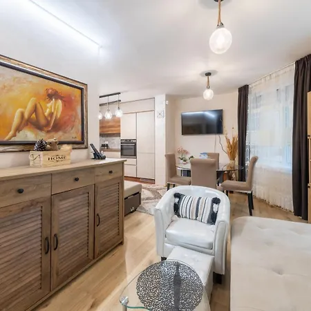 Apartment Elegant 2br | 5 Min Walk To Sea Garden