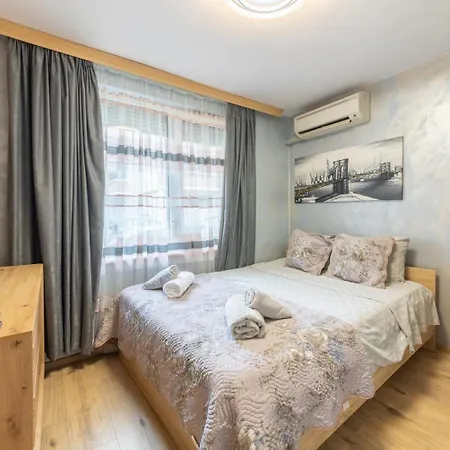 Apartment Elegant 2br | 5 Min Walk To Sea Garden Warna